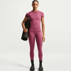 one fitted dri-fit Damestop