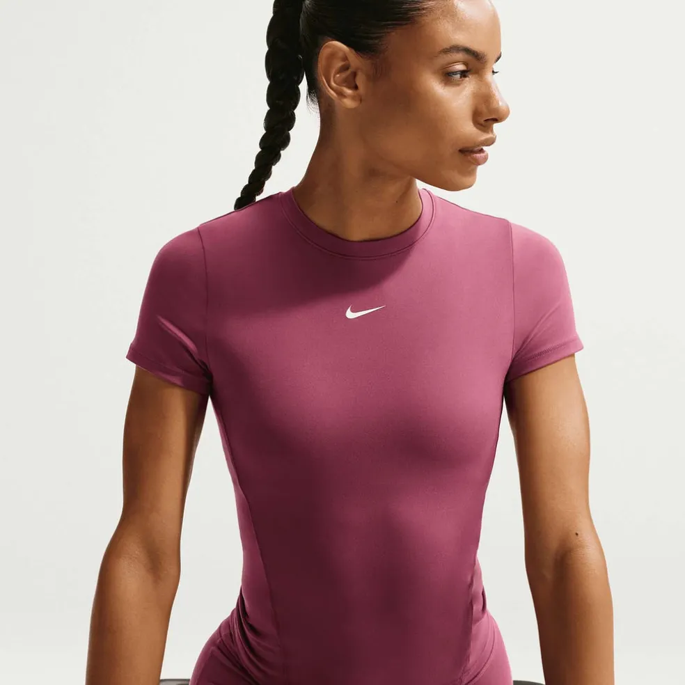 one fitted dri-fit Damestop