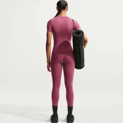 one fitted dri-fit Damestop