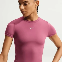 one fitted dri-fit Damestop