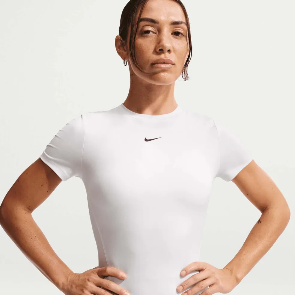 one fitted dri-fit Damestop